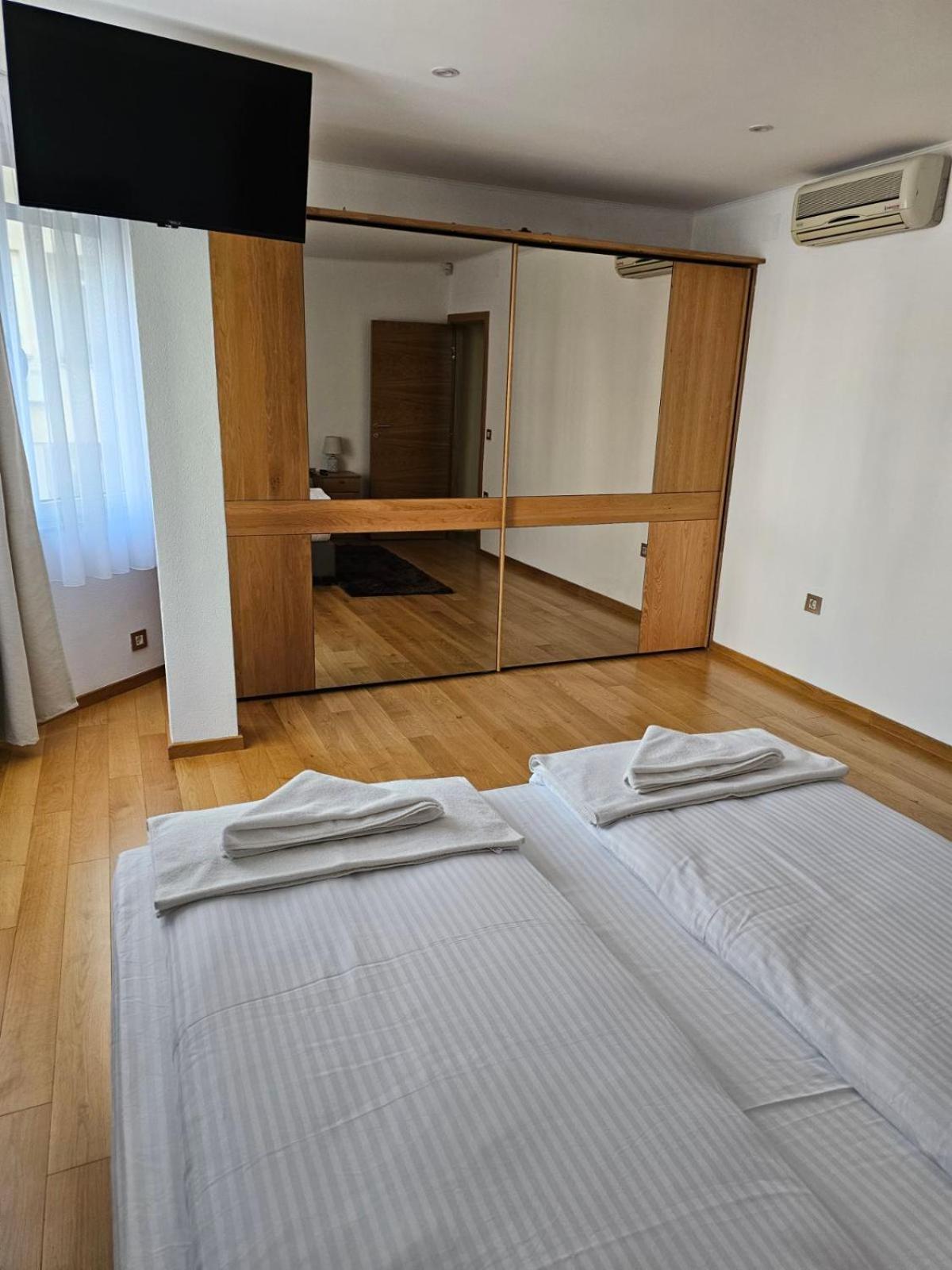 Apartment Centar Bulevar Ex Sa Garazom *