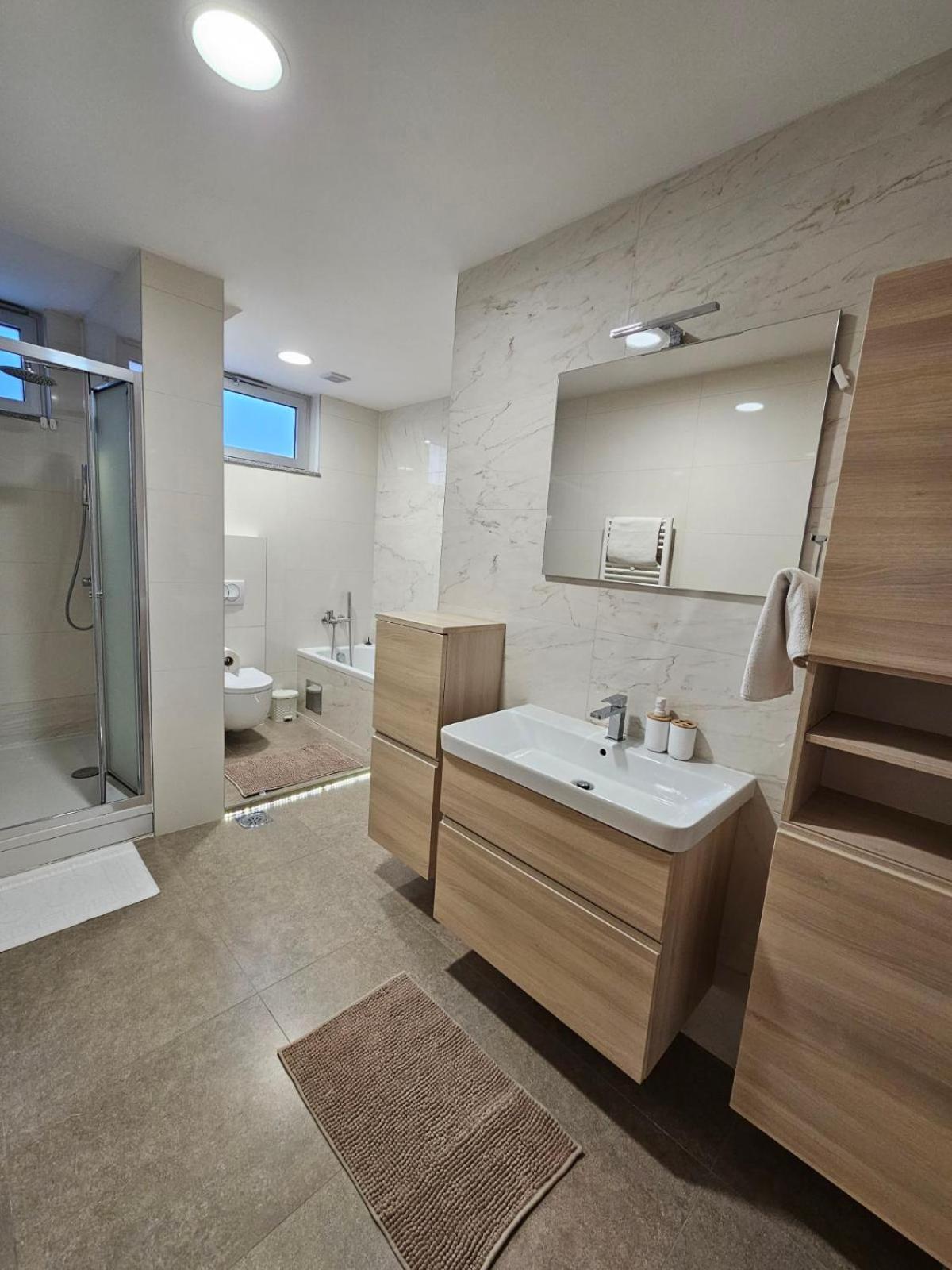 Centar Bulevar Ex Sa Garazom Apartment